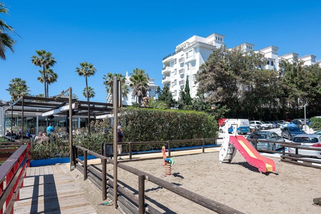 4 chambre Maison de Ville à vendre à Calahonda avec piscine garage - 659 000 € (Ref: 10129090)