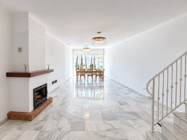 3 makuuhuone Omakotitalo myytävänä paikassa Marbella mukana uima-altaan - 720 000 € (Ref: 10131449)