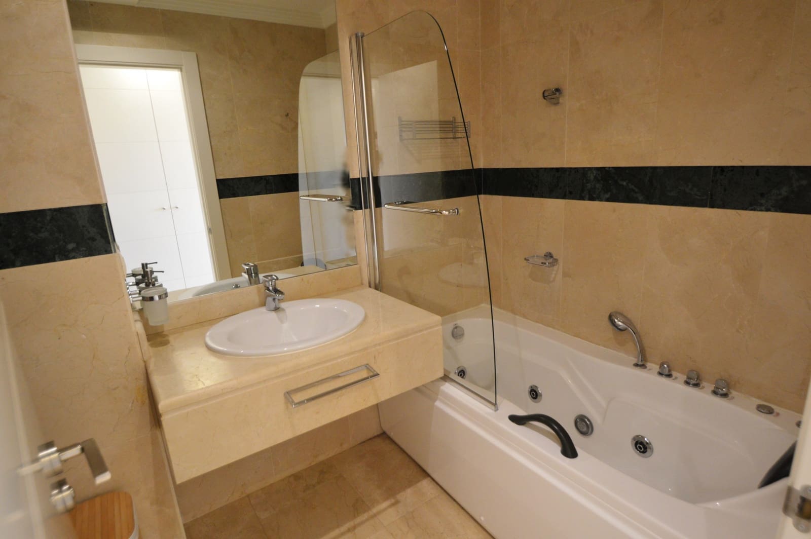 3 sovrum Lägenhet till salu i Marbella med pool garage - 720 000 € (Ref: 5052504)