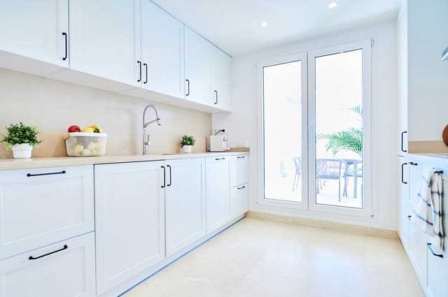 2 sypialnia Apartament na sprzedaż w Nueva Andalucia, Marbella z basenem garażem - 510 000 € (Ref: 5052515)