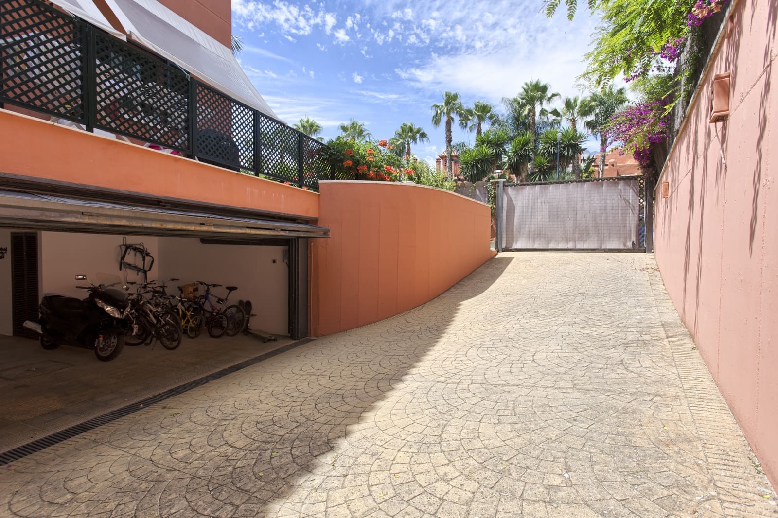 5 bedroom Villa for sale in Marbella with pool garage - € 4,500,000 (Ref: 5052650)