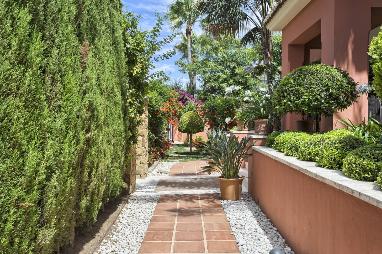 5 bedroom Villa for sale in Marbella with pool garage - € 4,500,000 (Ref: 5052650)
