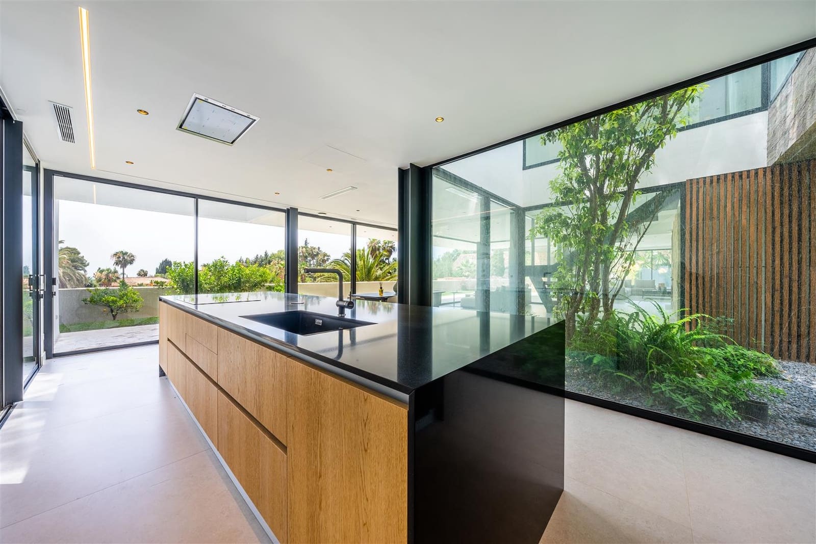 5 sypialnia Willa na sprzedaż w Marbella z basenem garażem - 3 950 000 € (Ref: 5412453)