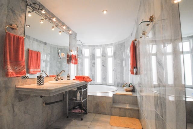 5 soveværelse Lejlighed til salg i Marbella med swimmingpool garage - € 735.000 (Ref: 5540164)