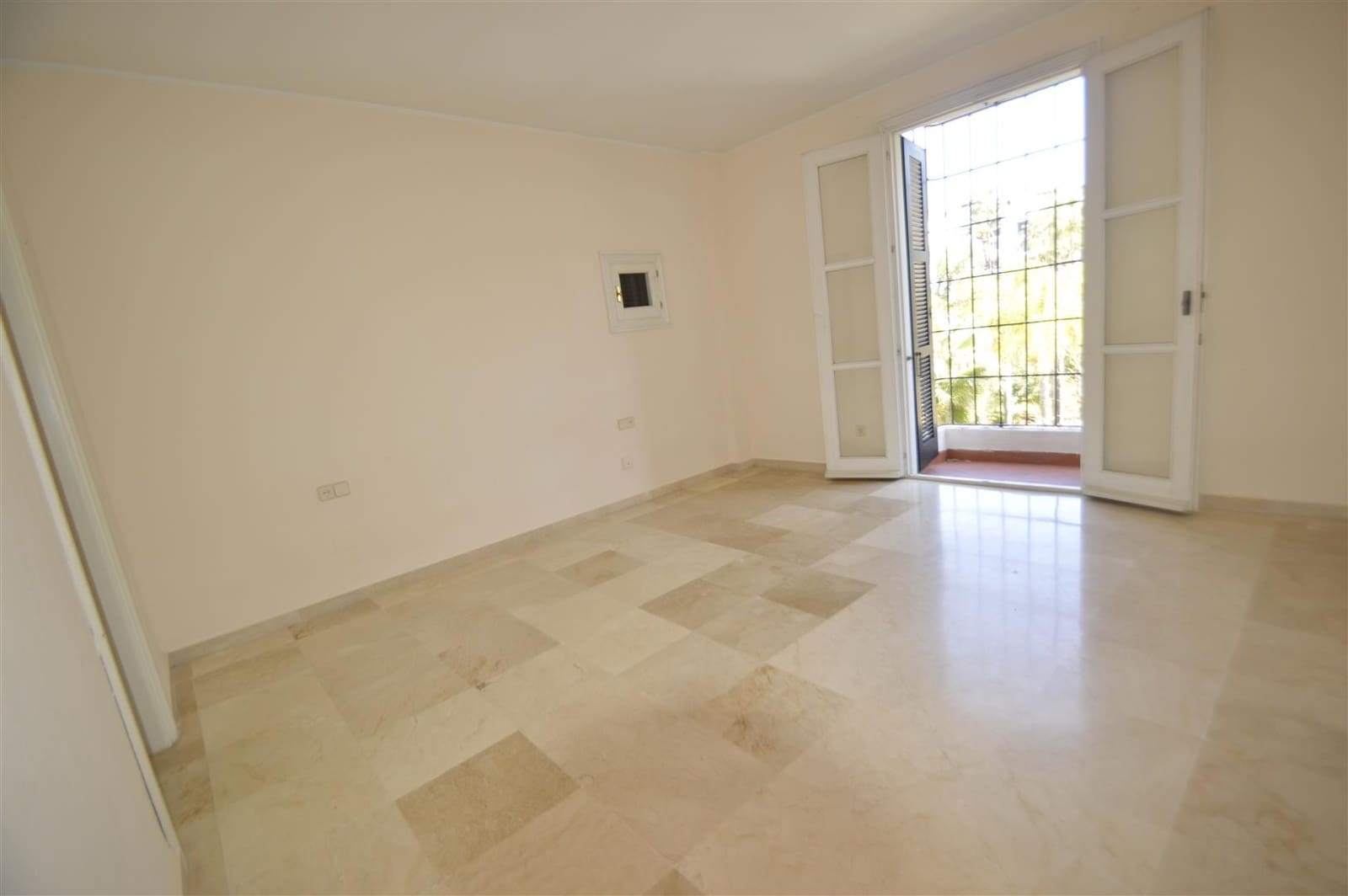 3 bedroom Apartment for sale in Marbella with pool garage - € 895,000 (Ref: 5977695)