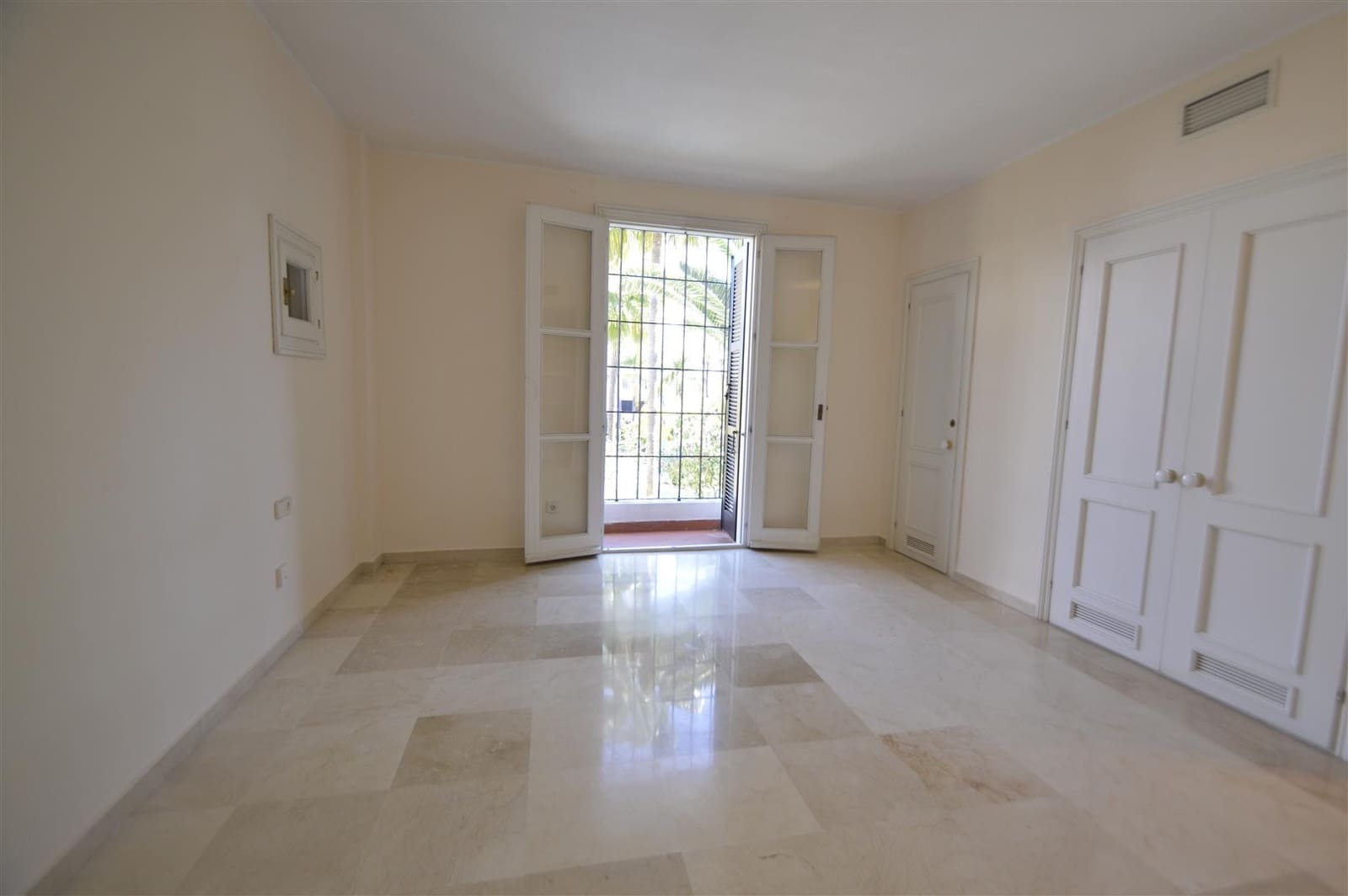 3 bedroom Apartment for sale in Marbella with pool garage - € 895,000 (Ref: 5977695)