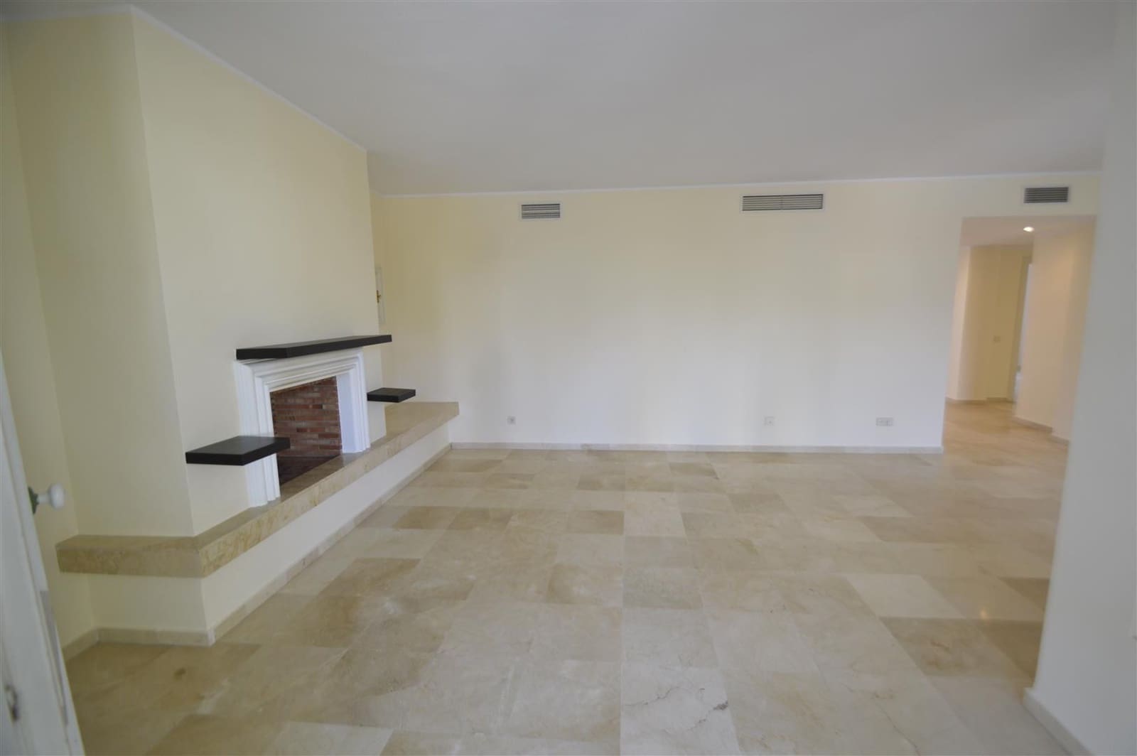 3 bedroom Apartment for sale in Marbella with pool garage - € 895,000 (Ref: 5977695)