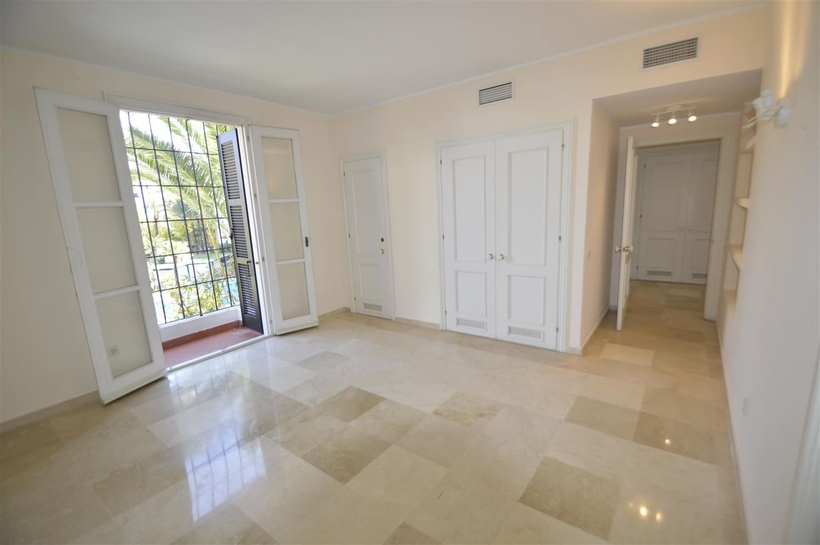 3 bedroom Apartment for sale in Marbella with pool garage - € 895,000 (Ref: 5977695)