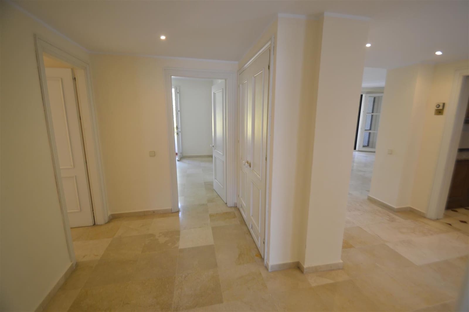 3 bedroom Apartment for sale in Marbella with pool garage - € 895,000 (Ref: 5977695)