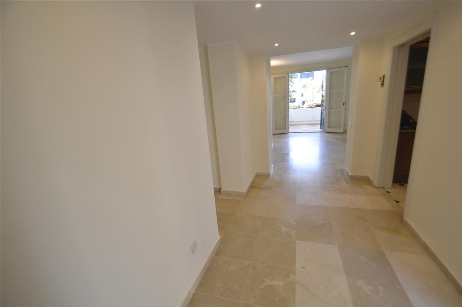 3 bedroom Apartment for sale in Marbella with pool garage - € 895,000 (Ref: 5977695)