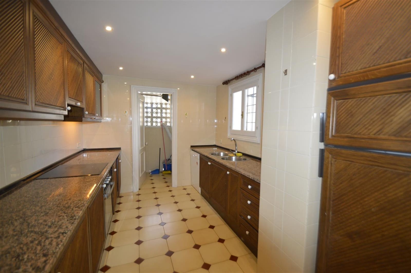 3 bedroom Apartment for sale in Marbella with pool garage - € 895,000 (Ref: 5977695)