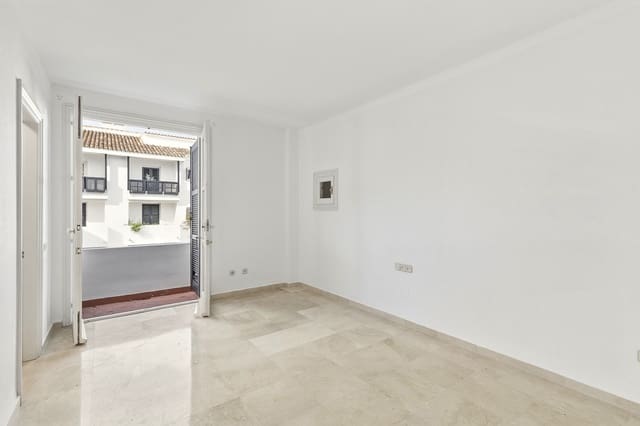Apartamento de 3 habitaciones en Marbella en venta con piscina garaje - 895.000 € (Ref: 5977695)