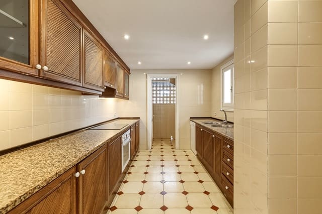 Apartamento de 3 habitaciones en Marbella en venta con piscina garaje - 895.000 € (Ref: 5977695)