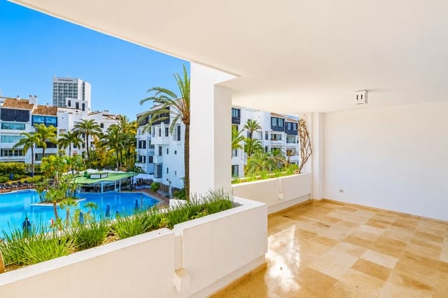 Apartamento de 3 habitaciones en Marbella en venta con piscina garaje - 895.000 € (Ref: 5977695)