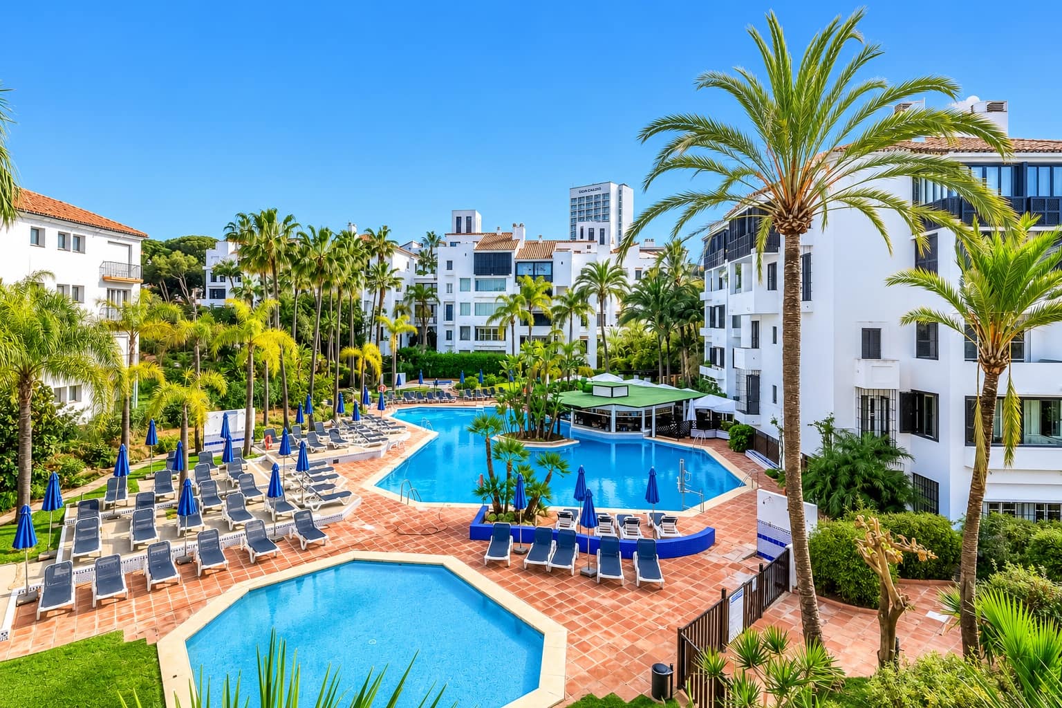 Apartamento de 3 habitaciones en Marbella en venta con piscina garaje - 895.000 € (Ref: 5977695)