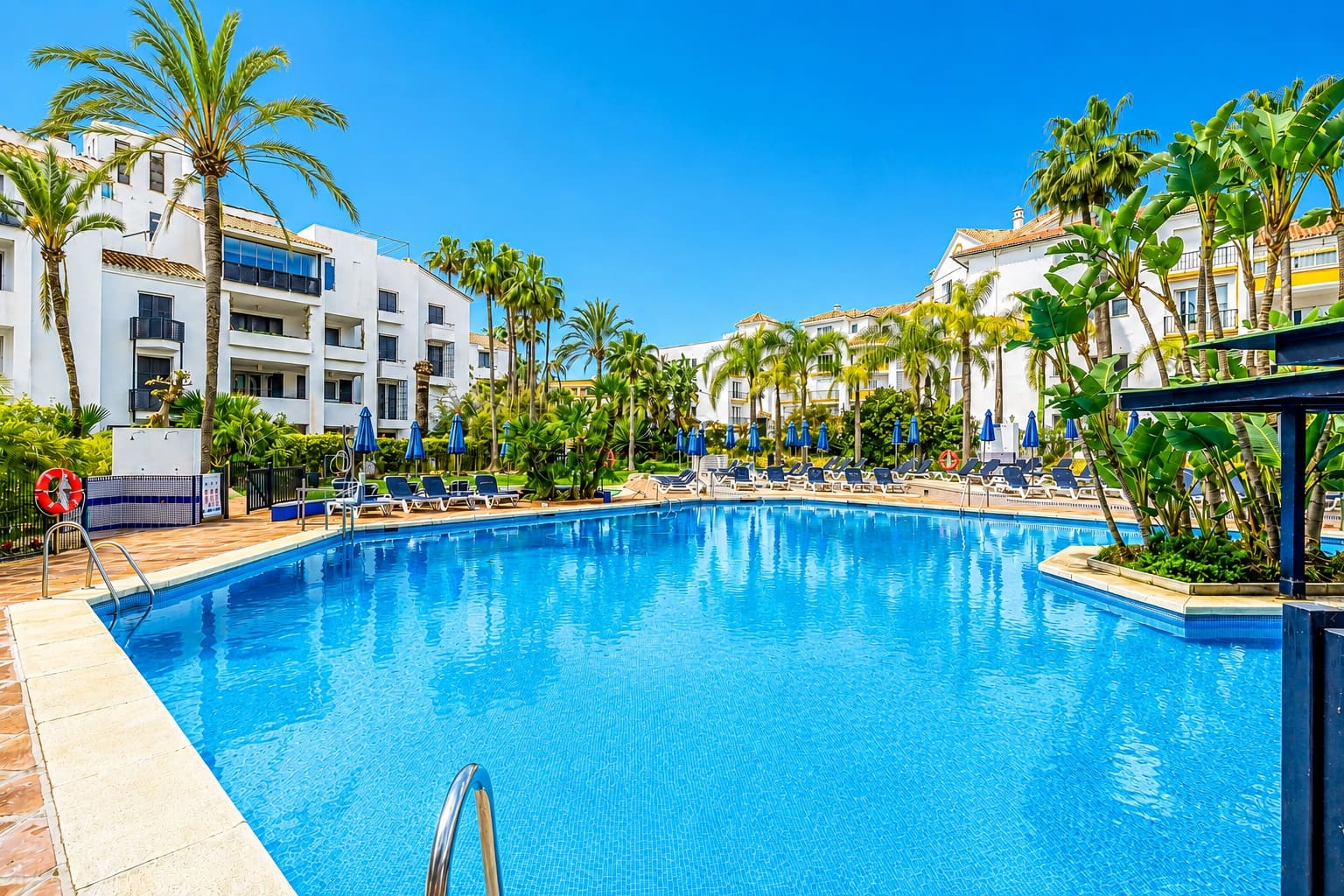 Apartamento de 3 habitaciones en Marbella en venta con piscina garaje - 895.000 € (Ref: 5977695)
