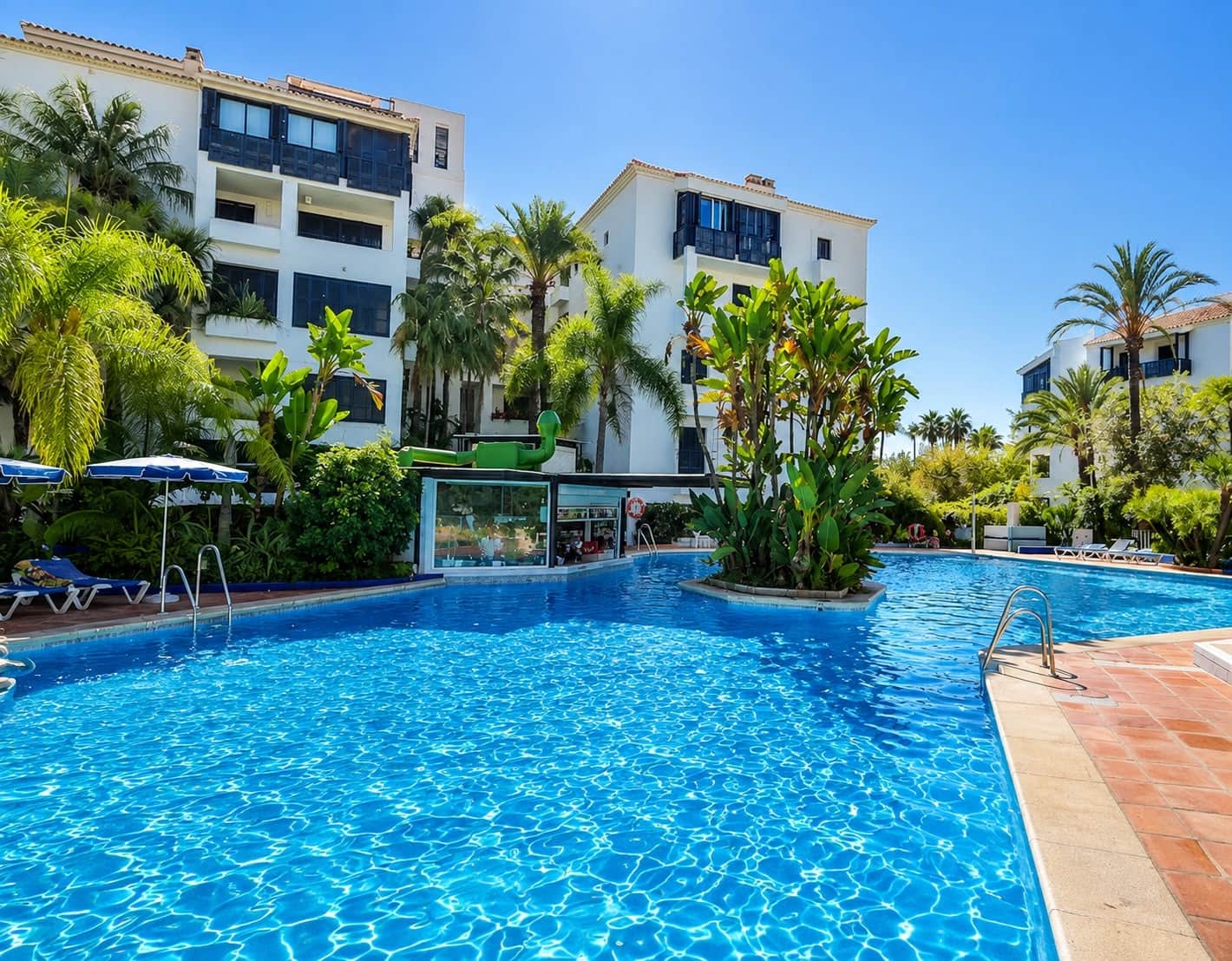 Apartamento de 3 habitaciones en Marbella en venta con piscina garaje - 895.000 € (Ref: 5977695)