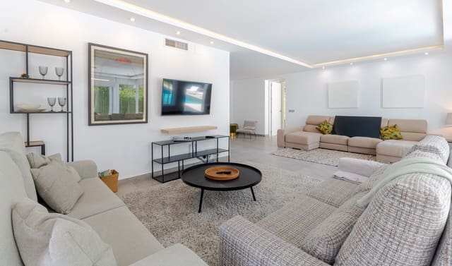 6 sovrum Villa till salu i Nueva Andalucia, Marbella med pool - 1 895 000 € (Ref: 6057406)