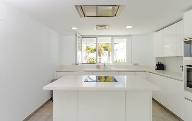 6 slaapkamer Villa te koop in Nueva Andalucia, Marbella met zwembad - € 1.895.000 (Ref: 6057406)