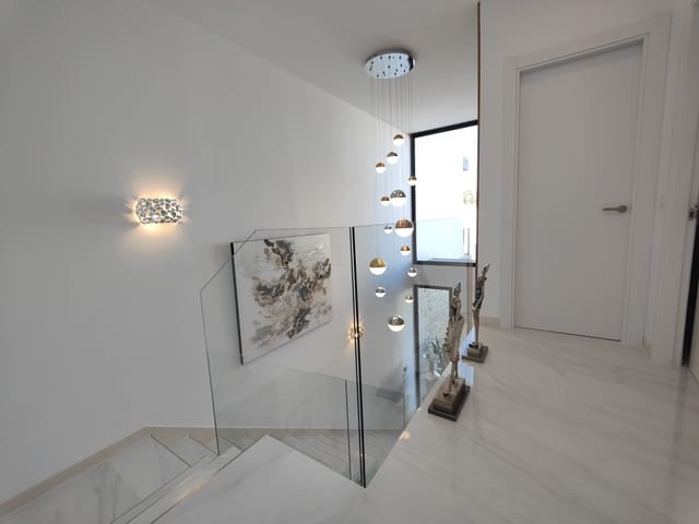 5 soveværelse Semi-Rækkehus til salg i Calahonda, Mijas med swimmingpool garage - € 1.195.000 (Ref: 6289176)