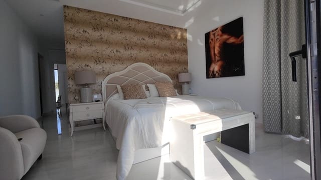 5 soveværelse Semi-Rækkehus til salg i Calahonda, Mijas med swimmingpool garage - € 1.195.000 (Ref: 6289176)