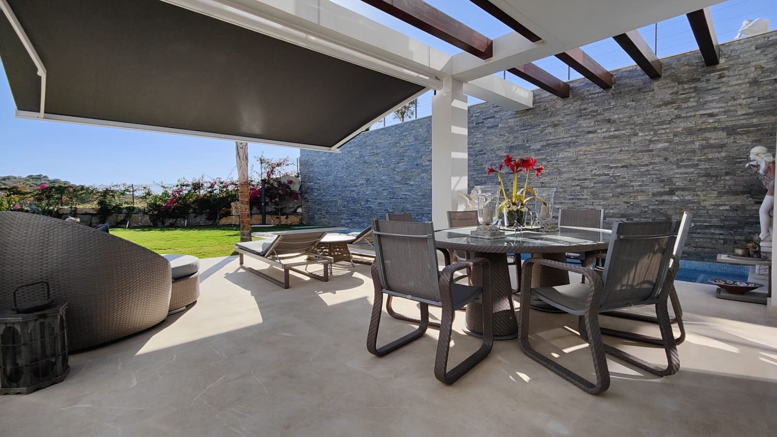 5 bedroom Semi-detached Villa for sale in Calahonda with pool garage - € 1,195,000 (Ref: 6289176)