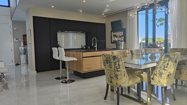 5 soveværelse Semi-Rækkehus til salg i Calahonda, Mijas med swimmingpool garage - € 1.195.000 (Ref: 6289176)