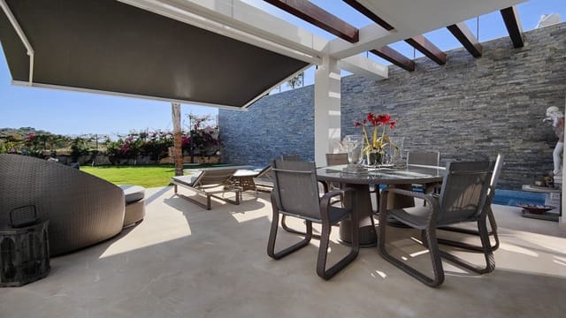 5 soveværelse Semi-Rækkehus til salg i Calahonda, Mijas med swimmingpool garage - € 1.195.000 (Ref: 6289176)