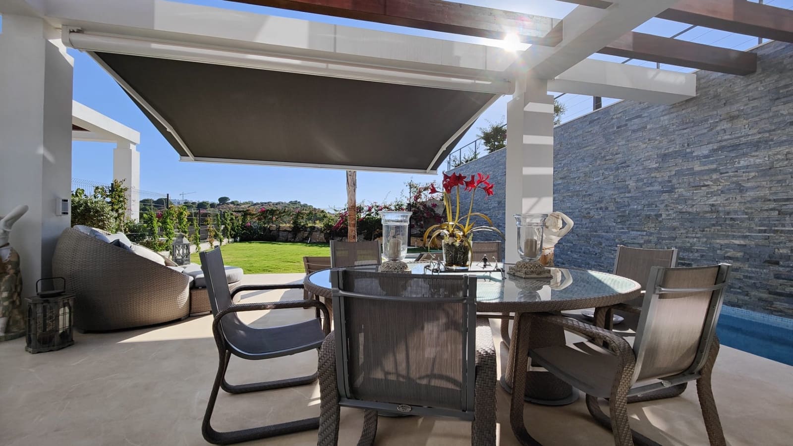 5 bedroom Semi-detached Villa for sale in Calahonda with pool garage - € 1,195,000 (Ref: 6289176)