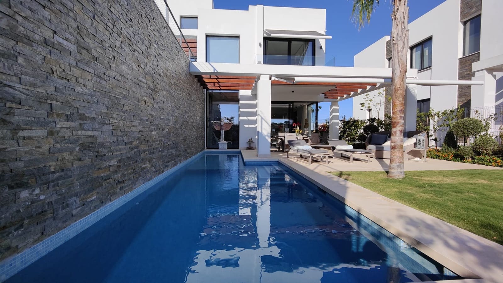 5 bedroom Semi-detached Villa for sale in Calahonda with pool garage - € 1,195,000 (Ref: 6289176)