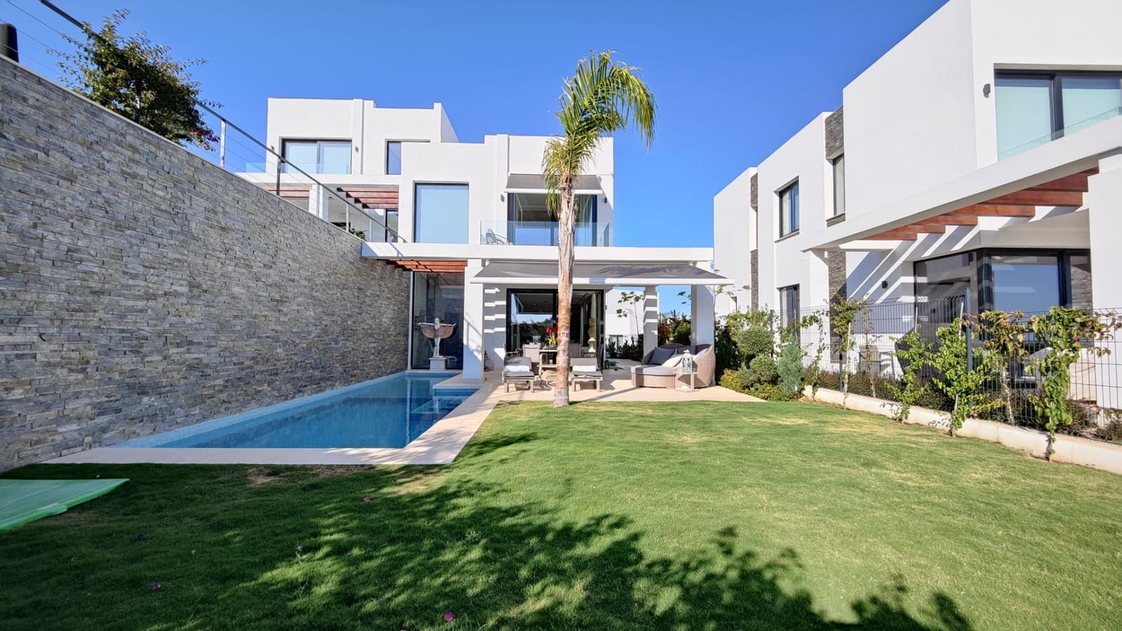 5 bedroom Semi-detached Villa for sale in Calahonda with pool garage - € 1,195,000 (Ref: 6289176)