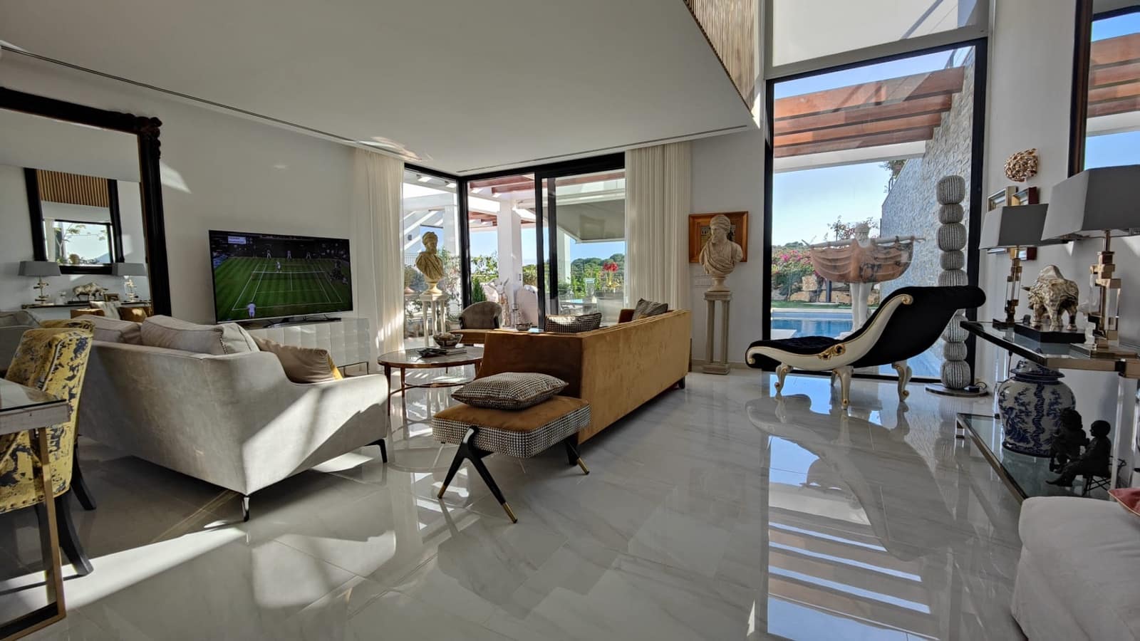 5 bedroom Semi-detached Villa for sale in Calahonda with pool garage - € 1,195,000 (Ref: 6289176)