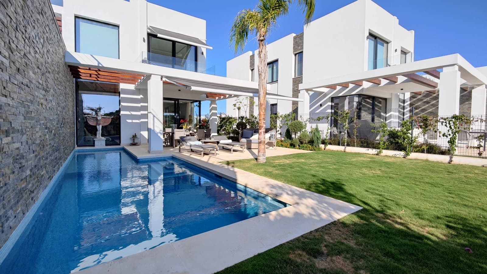 5 bedroom Semi-detached Villa for sale in Calahonda with pool garage - € 1,195,000 (Ref: 6289176)
