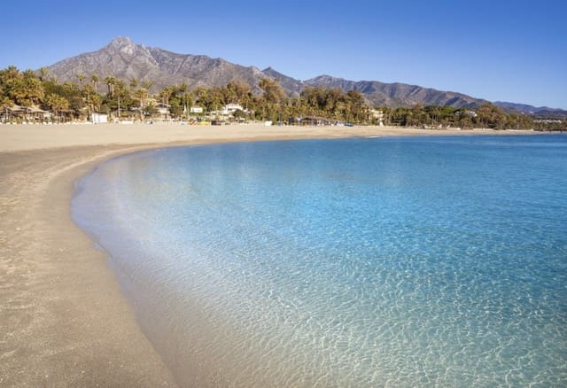 4 bedroom Villa for sale in Marbella with garage - € 2,400,000 (Ref: 6790333)