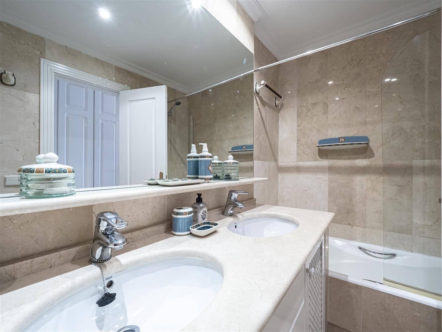 2 bedroom Apartment for sale in Marbella with pool garage - € 1,575,000 (Ref: 6892882)