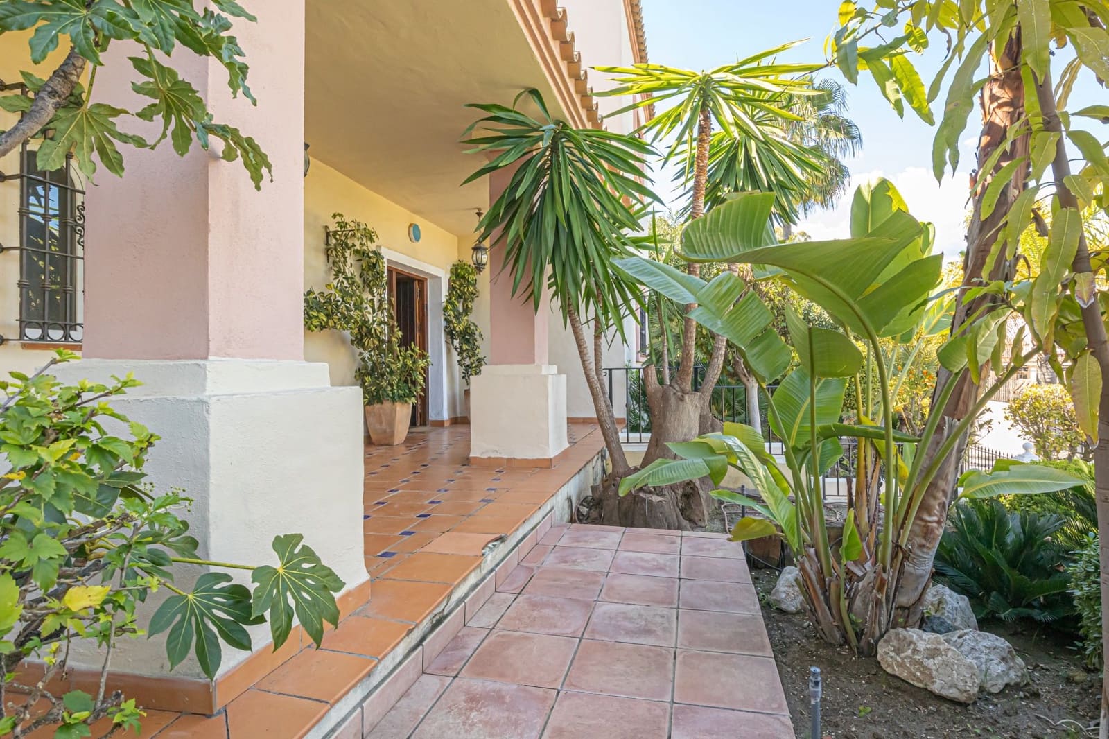 6 sovrum Villa till salu i Guadalmina med pool garage - 1 595 000 € (Ref: 6945839)