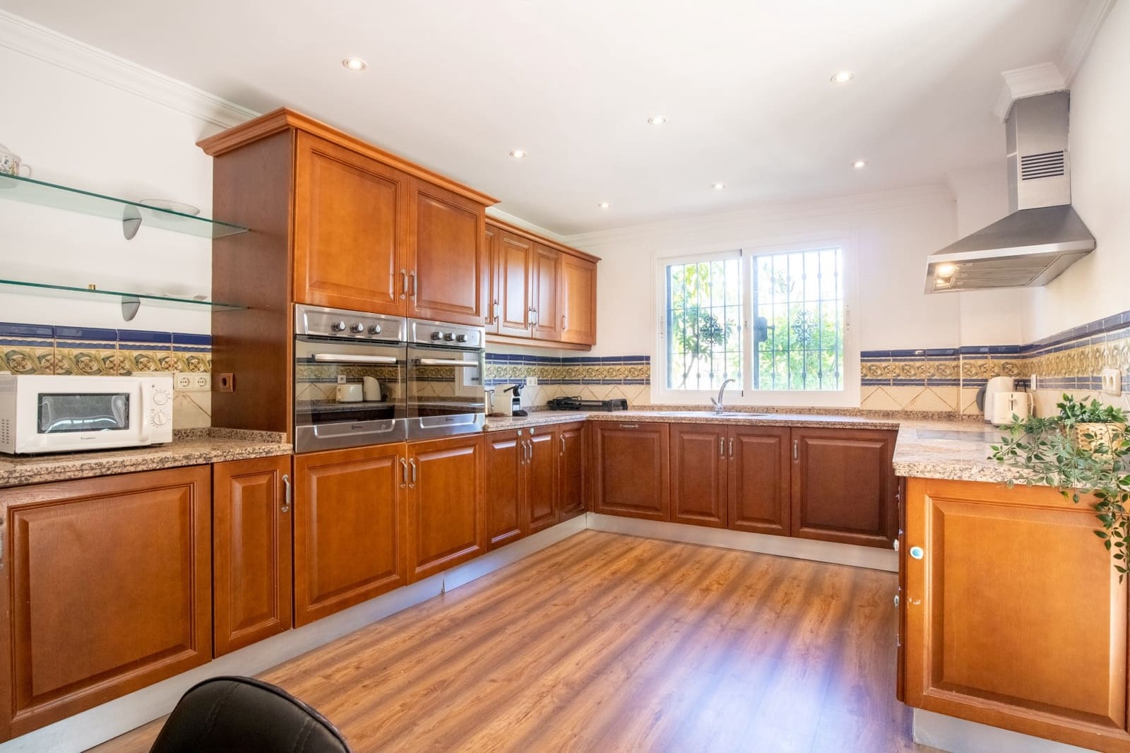 6 sovrum Villa till salu i Guadalmina med pool garage - 1 595 000 € (Ref: 6945839)