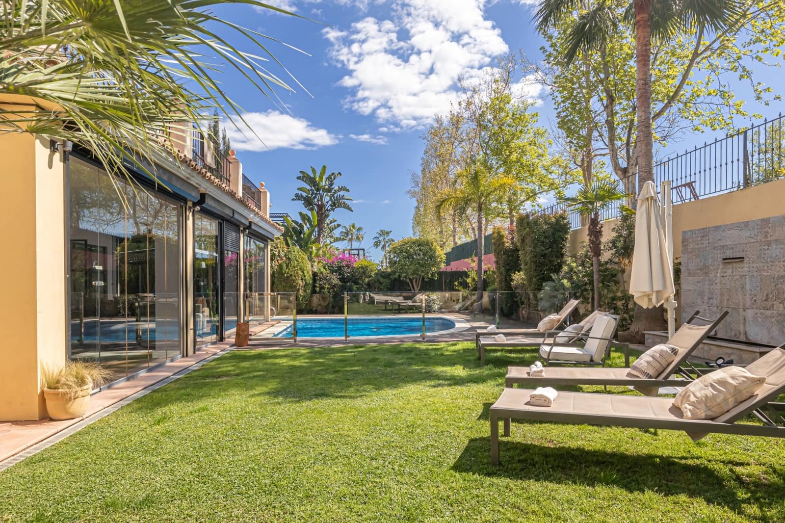 6 sovrum Villa till salu i Guadalmina med pool garage - 1 595 000 € (Ref: 6945839)