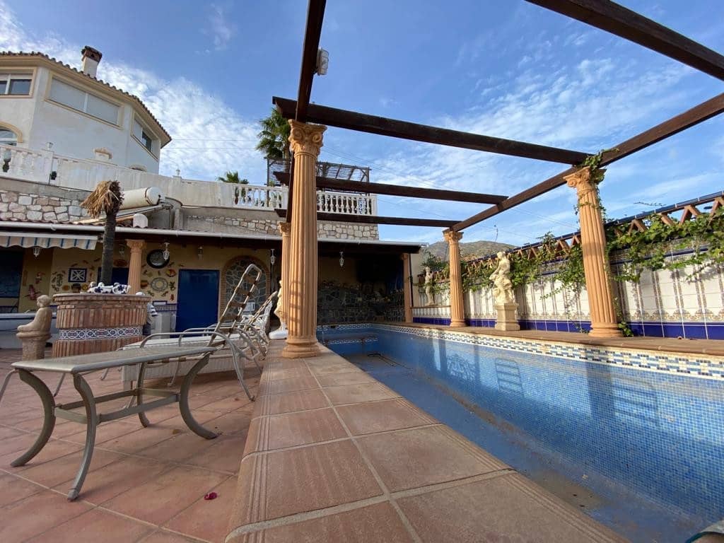 Chalet de 4 habitaciones en Fuengirola en venta con piscina garaje - 599.999 € (Ref: 7130486)