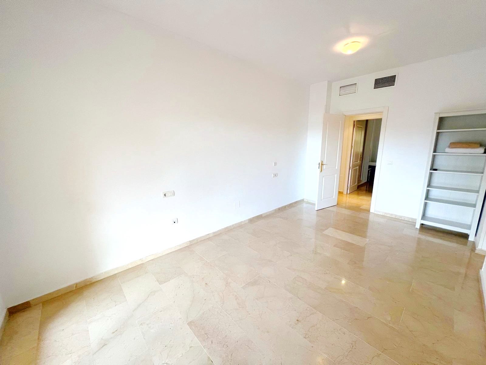 2 sypialnia Apartament na sprzedaż w Marbella z basenem garażem - 495 000 € (Ref: 7384956)