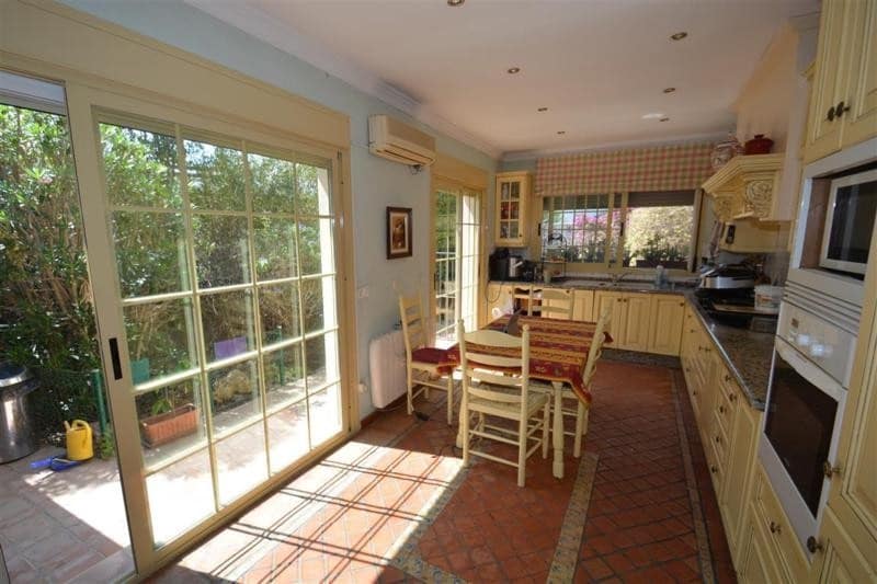 5 bedroom Villa for sale in San Pedro de Alcantara with pool garage - € 2,200,000 (Ref: 7738228)