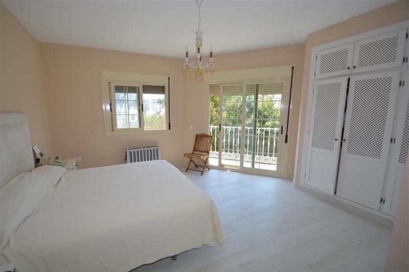 5 bedroom Villa for sale in San Pedro de Alcantara with pool garage - € 2,200,000 (Ref: 7738228)