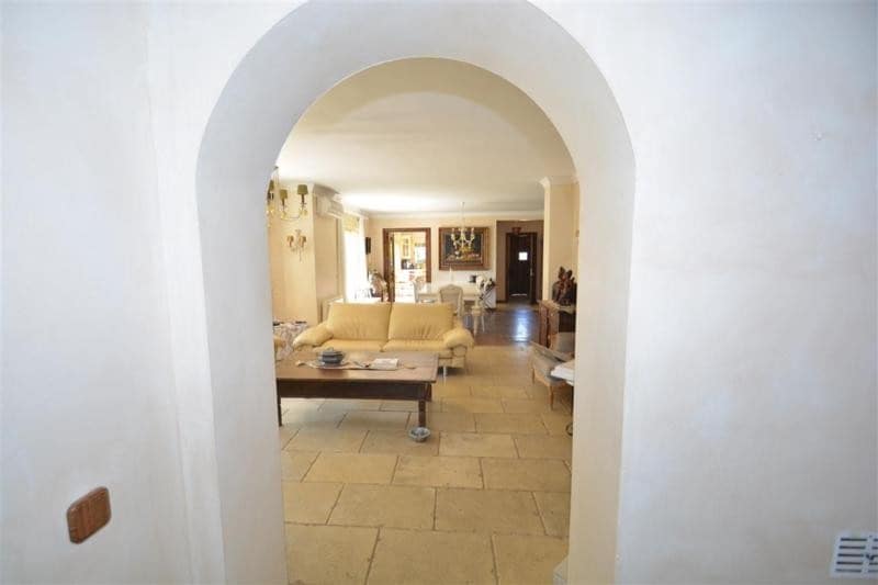5 bedroom Villa for sale in San Pedro de Alcantara with pool garage - € 2,200,000 (Ref: 7738228)