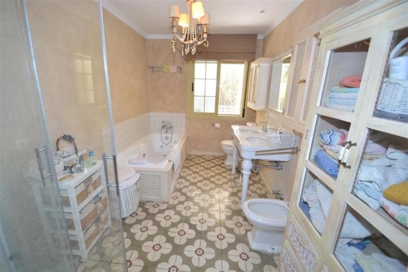 5 bedroom Villa for sale in San Pedro de Alcantara with pool garage - € 2,200,000 (Ref: 7738228)