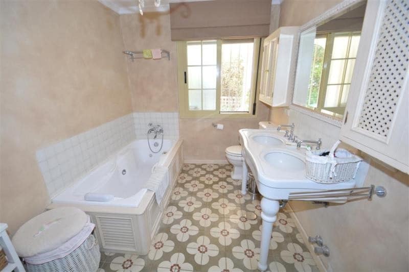 5 bedroom Villa for sale in San Pedro de Alcantara with pool garage - € 2,200,000 (Ref: 7738228)