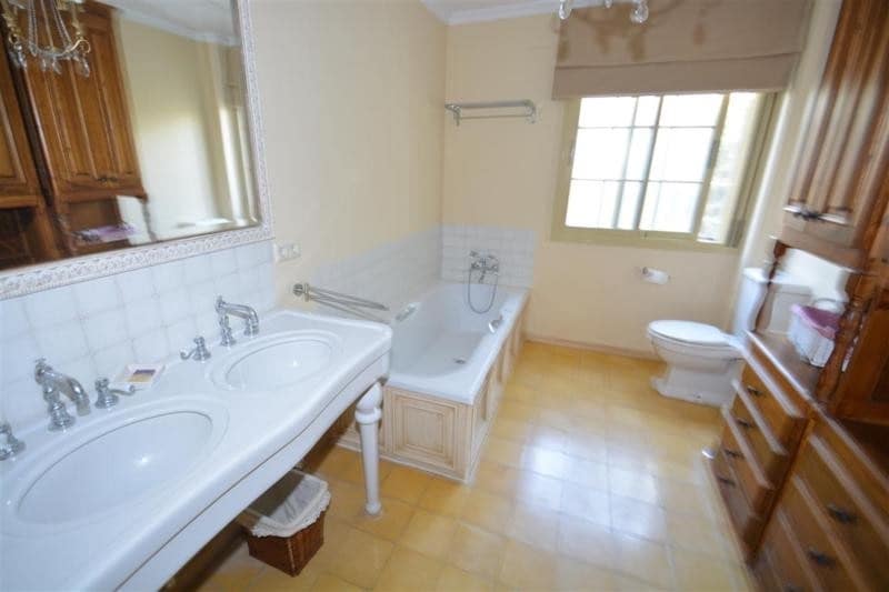 5 bedroom Villa for sale in San Pedro de Alcantara with pool garage - € 2,200,000 (Ref: 7738228)