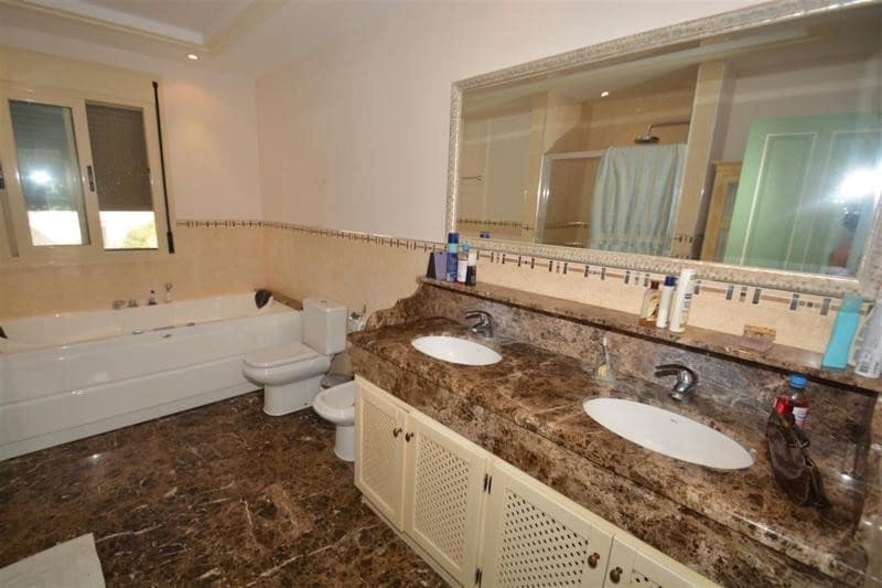 5 bedroom Villa for sale in San Pedro de Alcantara with pool garage - € 2,200,000 (Ref: 7738228)