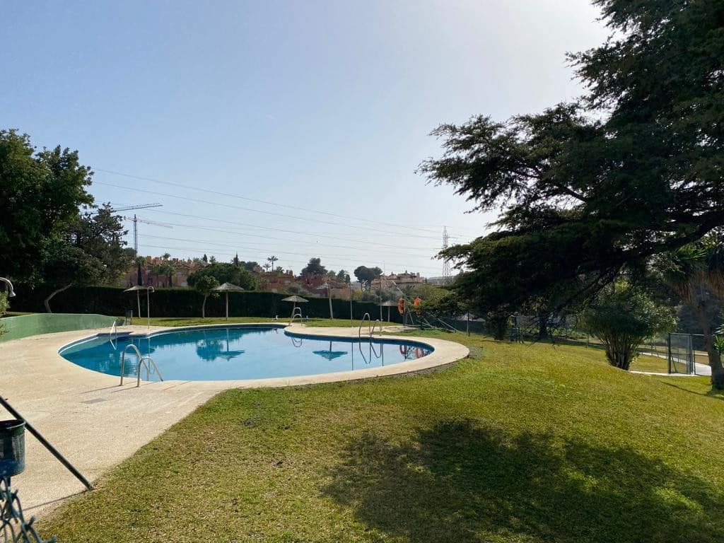 Loft til salgs i Marbella med svømmebasseng garasje - € 250 000 (Ref: 7849344)