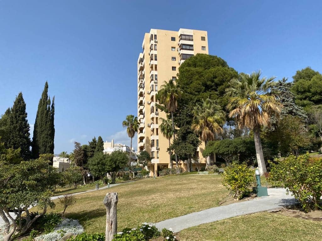 Loft til salgs i Marbella med svømmebasseng garasje - € 250 000 (Ref: 7849344)