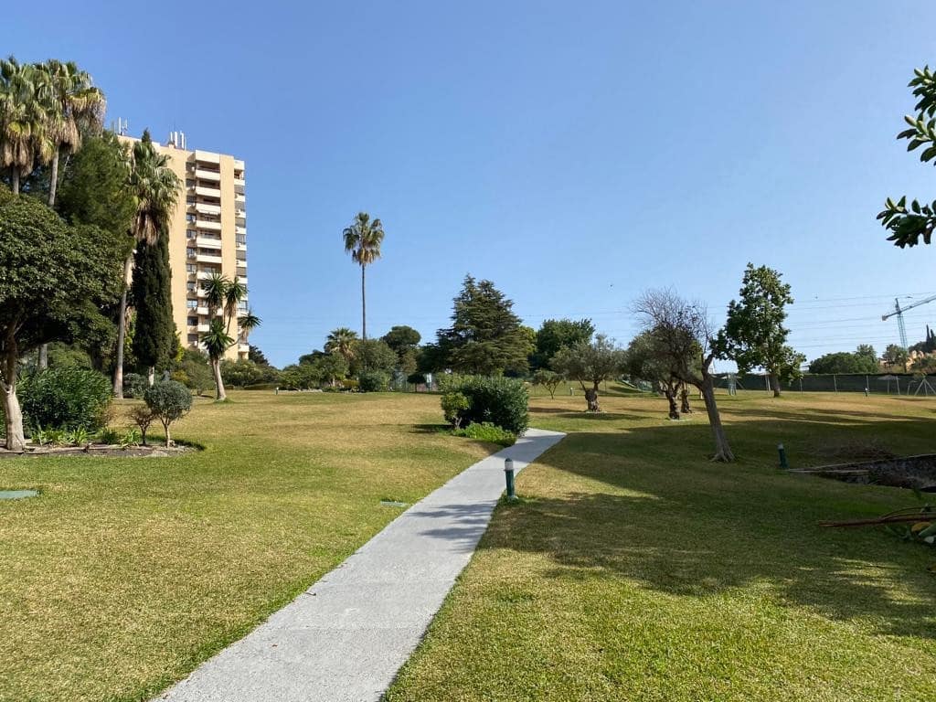 Loft til salgs i Marbella med svømmebasseng garasje - € 250 000 (Ref: 7849344)